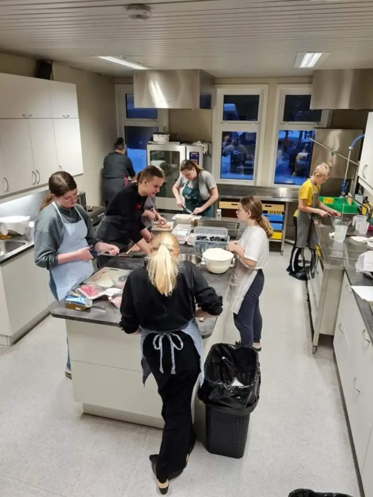 Elevar som arbeider med montessorimateriell